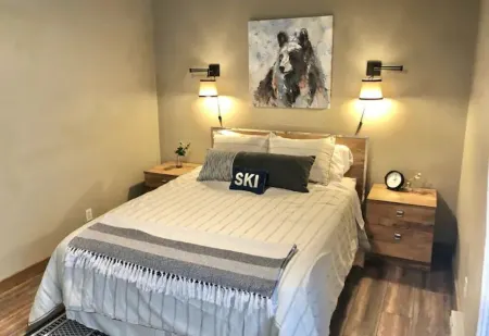 Little Mammoth Condo - Bike or 5 min walk to ski lifts!