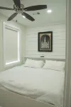 Perfect Getaway! Quaint Cottage 1 block to beach, Old Town, park and more!