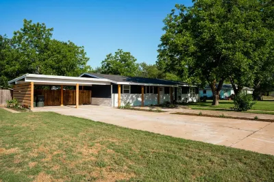 Blue Haven | NEW | Sleeps 8 | Downtown Georgetown