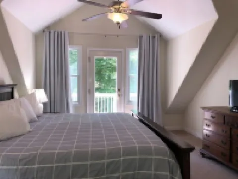 Lake Front w/ private Dock and Beach 庫庫酒店