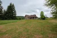 Beautiful house and private apartment, hot tub & sauna, 6 miles from Hood River!