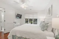 Villa Overlooking Roy Barth Tennis Courts- 5 Minute Walk to Beach Hotels near Roy Barth Tennis Center