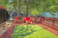 NEW! Regents Park Resort ~ Sparkling Pool, Tennis, Basketball, and Pickleball! ~ Hotel dekat SFA Mast Arboretum
