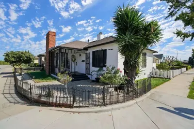 Entire 2 bedroom home -15 minutes to DTLA Отели рядом с достопримечательностью «The Lizard Theater Company»