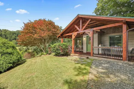 Cozy riverfront cabin on the New River.  Close to Boone and Appalachian State.