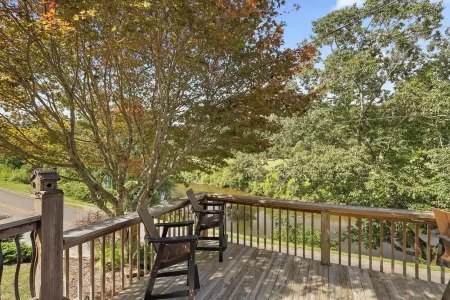 Cozy riverfront cabin on the New River.  Close to Boone and Appalachian State.