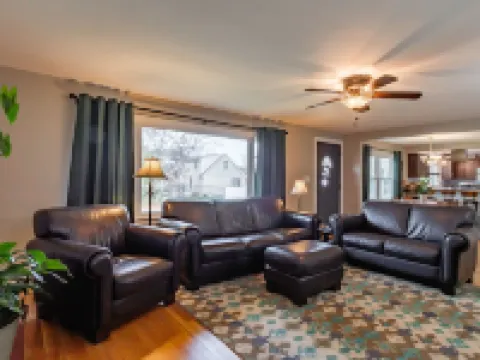 A spacious modern elegant 3 bedroom Ranch, Whole House located in South Nashua. Hotels in Nashua