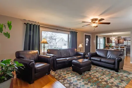 A spacious modern elegant 3 bedroom Ranch, Whole House located in South Nashua.