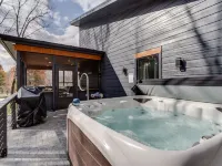 3-Br Luxury Home with Hot Tub & Arcade Games トレーシー・シティのホテル