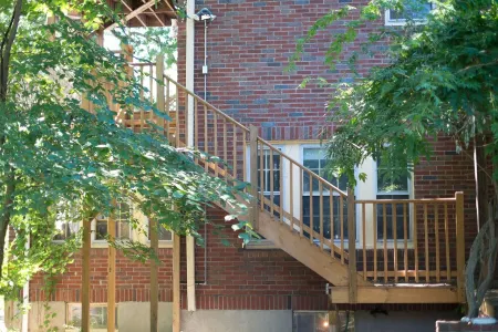 Near scenic Fresh Pond, Charles river, shops,  Harvard Sq access , Free parking Отели рядом с достопримечательностью «Колледж Лонги Скул оф Мьюзик оф Бард»