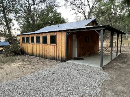 Newly remodeled ranch bunkhouse, just 35 min from Kings Canyon