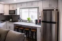 The Olive Den - Spacious New Remodel - Big Groups.. Hotels in Midvale