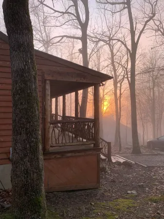 Cozy Cabin with private HOT TUB!