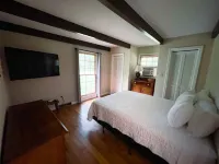 Pioneer Village Creekside 4-bedroom cabin perfect for a family retreat!