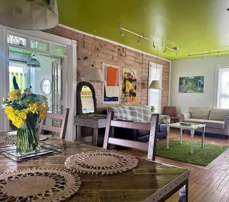 Cute & Artsy condo 1mi from Beulah, 7mi from Frankfort & 15mi from Crystal Mtn.