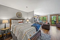 SummerPromo! 5 Mins to Dollywood ~Arcade~Hot Tub~Fireplace~Indoor Heated Pool!