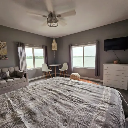 Super spacious cabin. Simple layout and great views overlooking the lake!