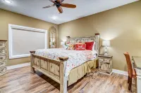 Luxury Lodge for 18, next to SDC, lake views, Indoor/Outdoor pools & splash pads