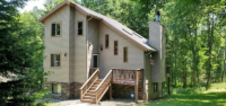 Beautiful 3 bedroom updated home in the gated community, The Hideout Hotels in Lake Ariel