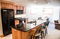 Ski in/Ski out 2 Bedroom Directly on Grammy Jay Run