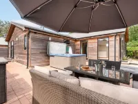Hillside Lodge - sleeps 4/10 with wood burner and private hot tub Hotels in Cheddar