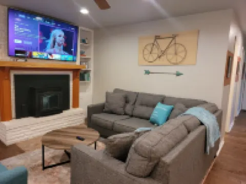 K Street Retreat: Minutes to MB Trails, Downtown