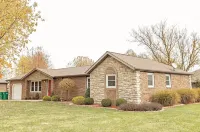 Laurie's Place-Luxurious & Spacious Home Sleeps10! Amazing Large Enclosed Patio!