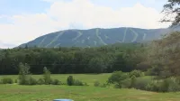Awesome Views! 3 minute drive to the Sunday River liftsSleeps 8