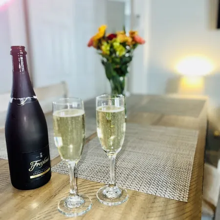 Ocean Breeze -Dog Friendly Cottage Steps 2 Beach Sleeps 6 - 100 Yards to Beach!