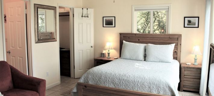 Quaint Studio, Walk downtown, Pet friendly, fenced yard, covered patio โรงแรมในเพรสคอต