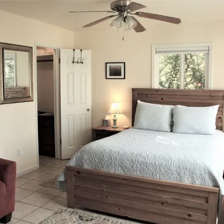 Quaint Studio, Walk downtown, Pet friendly, fenced yard, covered patio