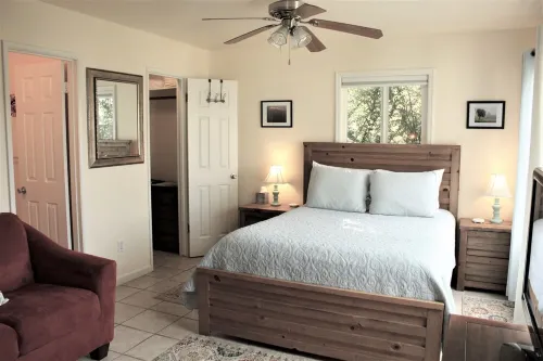Quaint Studio, Walk downtown, Pet friendly, fenced yard, covered patio - Condos