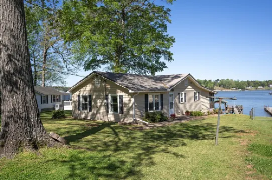 READY TO RELAX?  Lake front house w/ beautiful Sunsets on Lake Greenwood