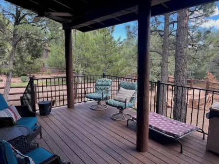 Pet friendly 2-bedroom home with loft, sleeps 10, in gated Bison Ridge, Show Low