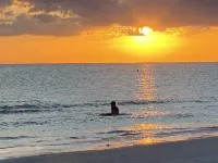 Newly Remodeled! Pool home near Siesta Beach! - 3 ดาว