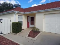 Courtyard Villa with gas golf cart located between two Town Squares! Hotel a The Villages