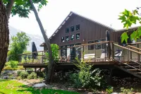 4 Bedroom and 4 Bathroom plus River Front and Pet Friendly! 舍曼將軍樹附近的飯店