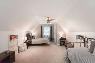 Lakehouse in Charlotte. Sleeps 8. 더 레일 트레일 주변 호텔