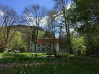 Vacation apartment on the edge of the forest with telephone and internet Hotels in Tabarz