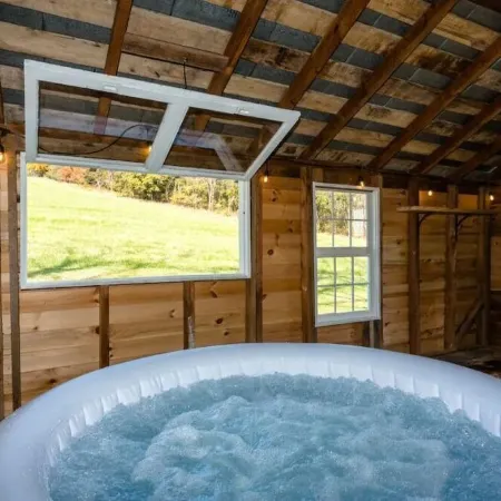 Luxury Farm Cottage, Hot Tub, Sauna,Massage,Shenandoah Views, Pet Friendly