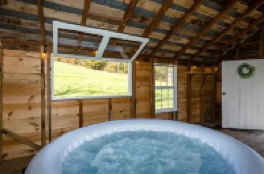 Luxury Farm Cottage, Hot Tub, Sauna,Massage,Shenandoah Views, Pet Friendly