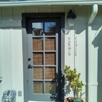 Garden Chalet walking distance to Oldtown Salinas Отели в г. Салинас