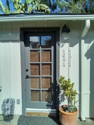Garden Chalet walking distance to Oldtown Salinas Rabobank Stadium 주변 호텔