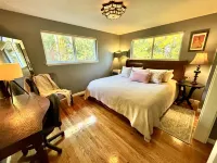 Peaceful Oasis In The Woods. Private deck and entrance.