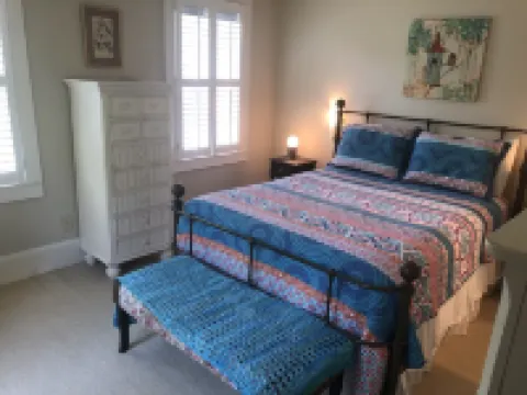 Garden 1BR Cottage off Devine St in Historic Columbia home