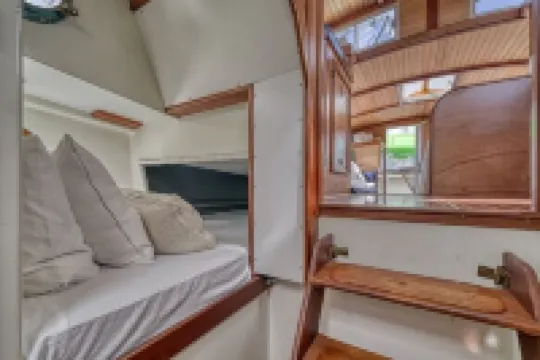 38' Yacht equipped with luxury and kayaks!