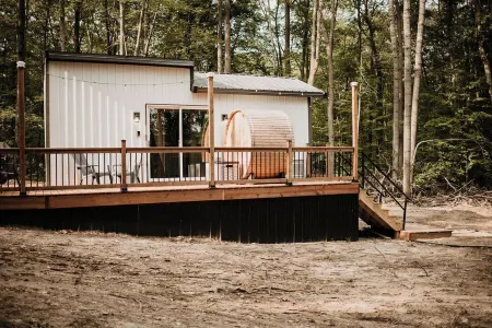“The Beatnik nook” - tiny cabin in the woods - sauna, outdoor tub!