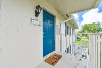 Glades Golf & Country Club-Large, Updated 2/2 Condo Near  Shopping, Beach & Pier