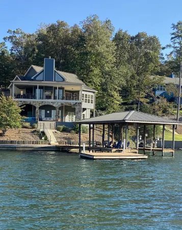 Perfect Lake Getaway-6 Bedrooms, Ideal Location and Never Ending Views