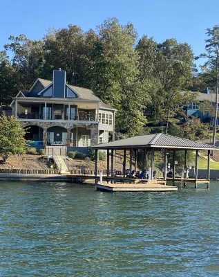 Perfect Lake Getaway-6 Bedrooms, Ideal Location and Never Ending Views